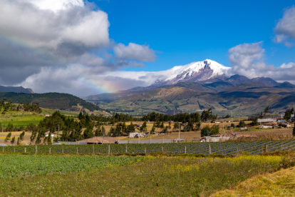 Ecuador promueve rutas sostenibles y accesibles para recorrer el país durante el feriado.