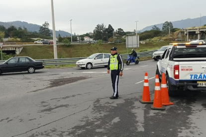Luego del bloqueo en Guangopolo, valle de Los Chillos, el tránsito se habilitó por completo en la vía Intervalles.