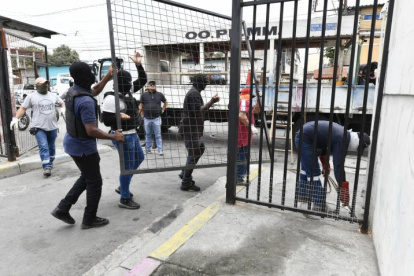 Algunas rejas han sido retiradas por falta de permisos.