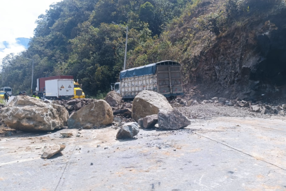 La vía Cuenca–Molleturo permanece bloqueada con rocas y tierra, mientras vehículos esperan paso desde la noche.