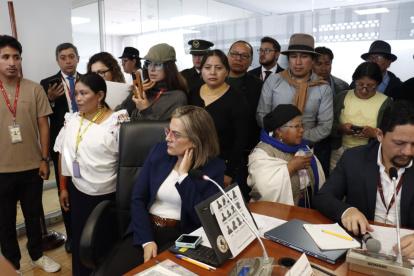 Familiares de detenidos y miembros de comunidades indígenas comparecieron ante la Comisión de Garantías Constitucionales.