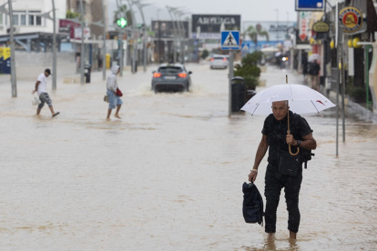 Personas caminando por una calle inundada en Ibiza, el 30 de septiembre de 2025.