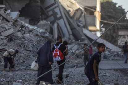 Palestinos inspeccionan las viviendas destruidas tras un ataque aéreo israelí durante una operación militar israelí en la Franja de Gaza, el 30 de septiembre de 2025.