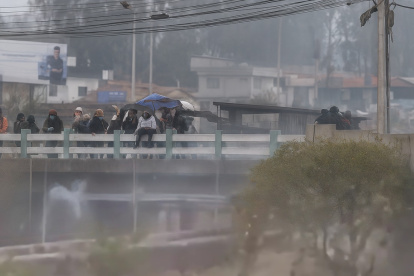 El Ministerio de Ambiente denuncia a un grupo de personas que, según la cartera de Estado, rompieron intencionalmente una tubería perteneciente al sistema de distribución de la Empresa Municipal de Agua Potable y Alcantarillado de Ibarra.