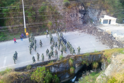 En la parroquia Molleturo de la ciudad de Cuenca, se habilitó la vía tras el retiro de material pétreo que impedía la circulación.