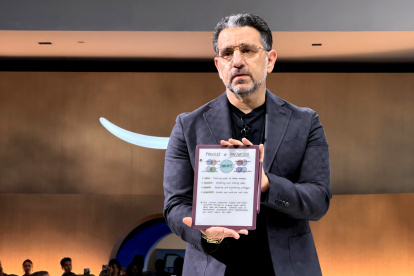 El vicepresidente de Amazon, Panos Panay, muestra un Kindle Scribe Colorsoft.