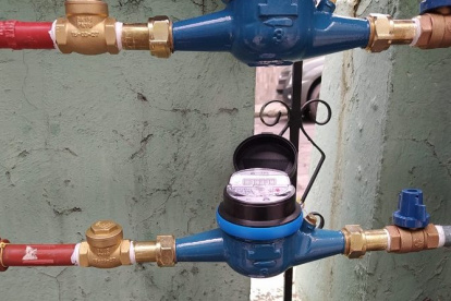 Técnicos de Epmaps realizan inspecciones en barrios de Quito para detectar conexiones clandestinas de agua potable.