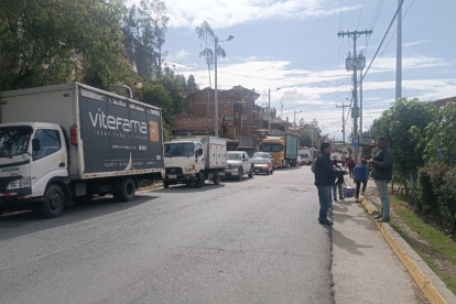 Transportistas y turistas permanecen varados en la vía Cuenca–Molleturo por el cierre provocado durante el paro nacional.