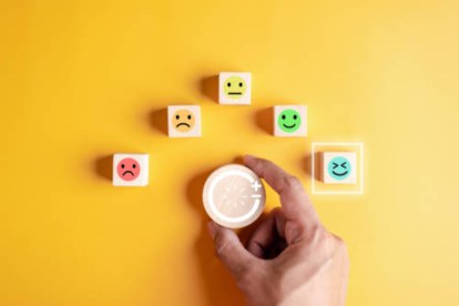 El cortisol debe ser alto al despertar y bajo al dormir. Evitar la luz artificial de pantallas antes de acostarse es vital para no alterar este ritmo circadiano.