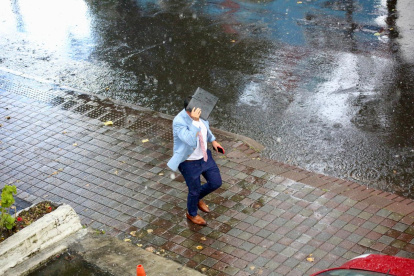 Fuertes lluvias acompañadas de granizo sorprendieron a distintos sectores de Quito.