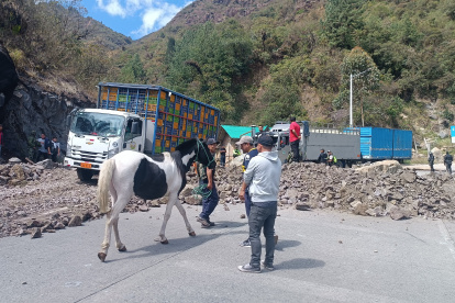 Decenas de camiones y vehículos permanecieron varias horas en la vía Cuenca- Molleturno- El Empalme por el paro nacional.