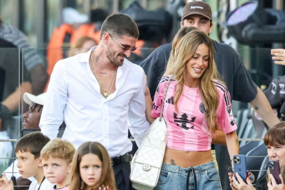 Rodrigo de Paul y Tini Stoessel en Miami.