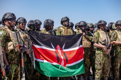 Policías de Kenia respaldado por la ONU, formando en el Aeropuerto Internacional Toussaint Louverture, en Puerto Principe (Haití).
