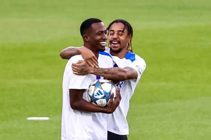 Willian Pacho se alista para comandar la defensa del PSG en su visita al Barcelona.