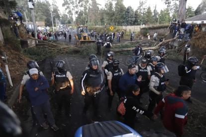 Policía Nacional corta troncos para despejar rutas hacia el norte del país