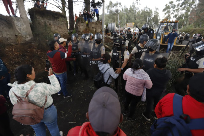 Policías y Militares abren los caminos de la vía cajas Cayambe.