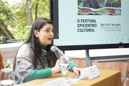 Nohelia Ochoa, presidenta de la FEUE Cuenca, rechaza la notificación de la Fiscalía en su contra.