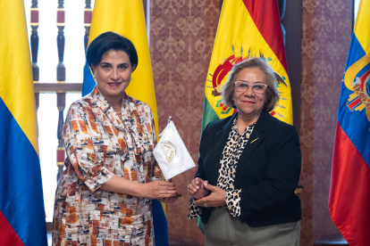 Canciller Rosa Yolanda Villavicencio de Colombia entrega la Presidencia Pro Tempore de la Comunidad Andina a Gabriela Sommerfeld, titular de la diplomacia ecuatoriana.