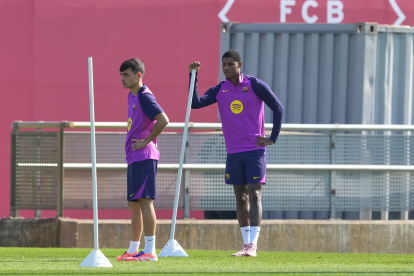 GRAFCAT2512. SANT JOAN DESPÍ (BARCELONA), 30/09/2025.- Los jugadores del FC Barcelona, Pedri González y Marcus Rashford (d), durante el entrenamiento que el equipo azulgrana ha realizado este martes en la ciudad deportiva Joan Gamper para preparar el partido de Liga de Campeones que mañana disputarán ante el PSG en el Estadi Olímpic Lluis Companys. EFE/Alejandro García