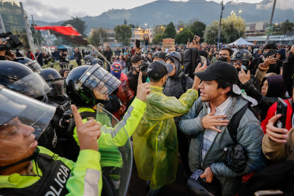 Manifestantes discuten con policías durante una protesta contra el presidente Daniel Noboa, este martes 30 de septiembre en Quito.