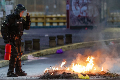 Los agentes de la Policía llegaron a la Plaza Indoamérica para dispersar a los manifestantes, quienes se congregaron en los exteriores de la Universidad Central