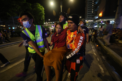 Rescatistas llevan a una mujer herida después de un terremoto en la ciudad de Ilo-Ilo, Filipinas, este martes 30 de septiembre de 2025.