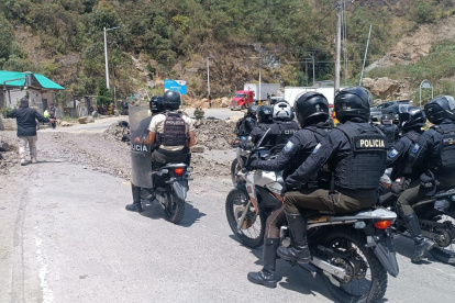 Personal policial acudió hasta la zona de protesta en Molleturo, parroquia de Cuenca, este martes 30 de septiembre.