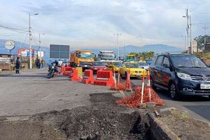 Un contaflujo se habilitó en el tramo Puembo - Pifo, sobre la av. Oswaldo Guayasamín, debido a los trabajos viales.