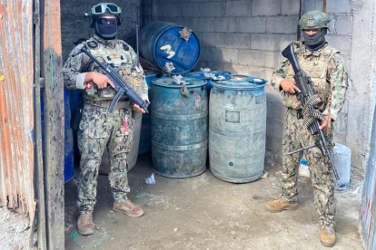 Militares hallaron armas de asalto y combustible en operativos distintos