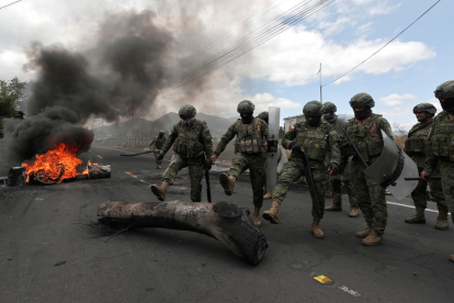 Militares fueron liberados tras haber sido capturados por manifestantes.