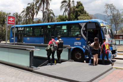Representantes del transporte público de Quito analizan propuestas tras el alza del diésel.