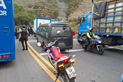 Personal de la Agencia Metropolitana de Tránsito acudió al sector de Guayllabamba para gestionar el tránsito que por varias horas se vio interrumpido por cierres viales