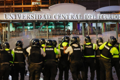 El Metro de Quito cerró la estación de la Universidad Central del Ecuador, después de los enfrentamientos entre la policía y manifestantes.