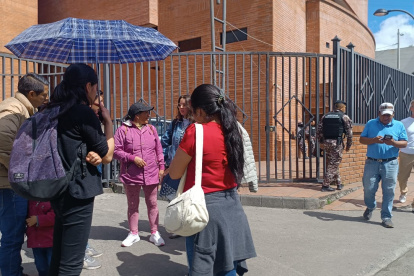 Familiares y habitantes de Molleturo realizaron un plantón en el Parque Calderón de Cuenca.