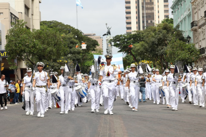 El desfile estudiantil abre las fiestas octubrinas en Guayaquil.