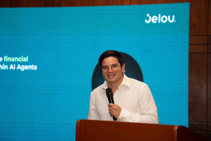 Luis Loaiza, cofundador de Jelou, durante la conferencia en la que presentó cómo la startup ecuatoriana está transformando la banca y el comercio con inteligencia artificial.