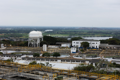 Modus operandi delictivo. Interagua confirmó que los criminales pinchan tuberías, instalan mangueras, manipulan medidores y crean sistemas paralelos para vender el agua robada.