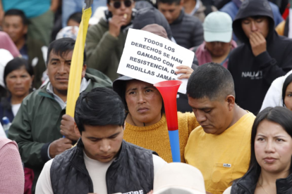 Comunidades indígenas de Cayambe se reúnen en el parque central para mantenerse en lucha por el paro que va en su décimo día.