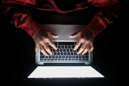 Estafadores usan la IA para engañar a la gente y robar datos.