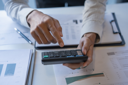 El debate sobre las remisiones tributarias en Ecuador enfrenta a quienes las consideran un alivio financiero con quienes advierten que estas medidas fomentan la postergación de pagos.