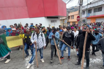 Comuneros bloquearon la Panamericana en Alausí y retuvieron a dos policías de tránsito durante las manifestaciones, en medio de reclamos por el hospital y la vía de la zona.