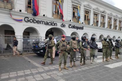 Policía y militares mantienen resguardo permanente en la Gobernación de Cotopaxi, sede temporal del Ejecutivo en Latacunga.