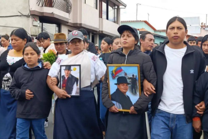 María Lucila Guitarra (centro), esposa de Efraín Fuerez, quien murió acribillado por fuerzas militares, según la Conaie. Otra es la posición del Gobierno.