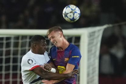 Willian Pacho, defensor del PSG, pelea un balón aéreo contra Dani Olmo, volante ofensivo del Barcelona.