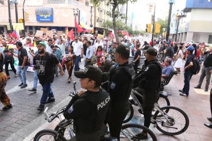 Manifestantes recorren la avenida 9 de Octubre durante la marcha contra las políticas del presidente Noboa.