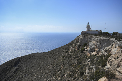 Vista del faro de Mesa Roldán, en el Parque Natural de Cabo de Gata-Níjar, ubicado en Almería (sureste de España).