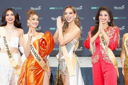 Samantha Quenedit y Flavia López comparten con otras aspirantes.