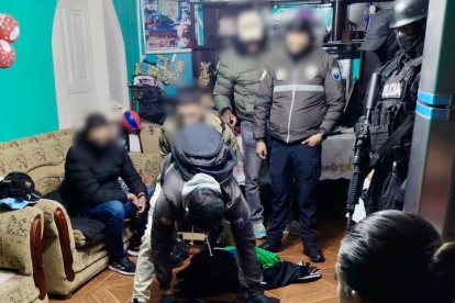 Durante el operativo ejecutado con la Policía, se allanaron 5 inmuebles y se levantaron indicios como: partes de autos, ropa y zapatos que habrían utilizado en los atracos.