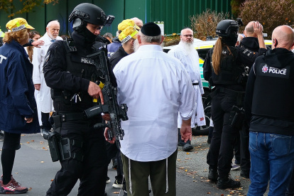 Dos personas murieron y tres resultaron heridas en un incidente de atropello y apuñalamiento con un coche frente a una sinagoga en Manchester, noroeste de Inglaterra, este jueves 2 de octubre.
