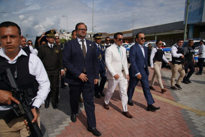 El ministro del Interior, John Reimberg, y el presidente Daniel Noboa.